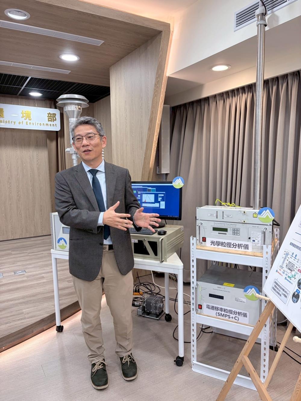 1141231_楊禮豪教授介紹超細懸浮微粒監測設備.jpg