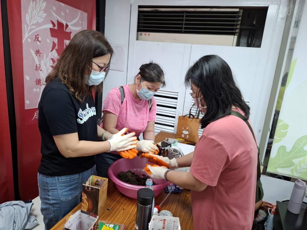 02.酒粕花肥球DIY實作，讓民眾實作將酒粕與土壤混合製成有機肥.jpeg