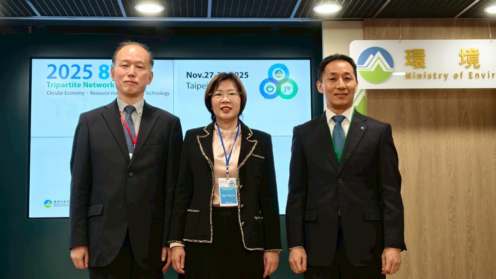 2.臺日韓同迎循環經濟浪潮，左起日本 JW_Center 關莊一郎理事長、資源循環署賴瑩瑩署長、韓國 KEO 工業廢棄物部門金度烔主任.jpg