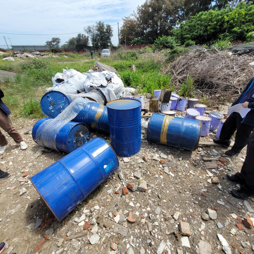 海埔路農地遭棄置廢漆渣等廢棄物.jpg