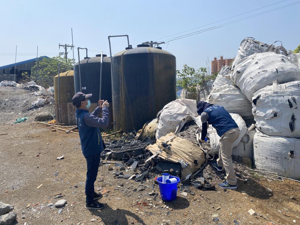 環管署中區中心督察人員採集遭棄置廢玻璃送驗.jpg