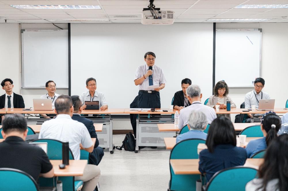 謝燕儒政務次長主持產官學交流座談會.jpg