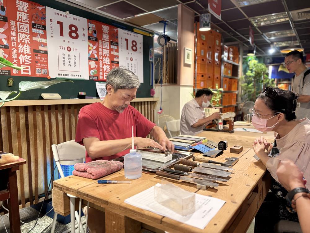 4活動邀請10幾個攤位提供不同物品的維修服務.jpg