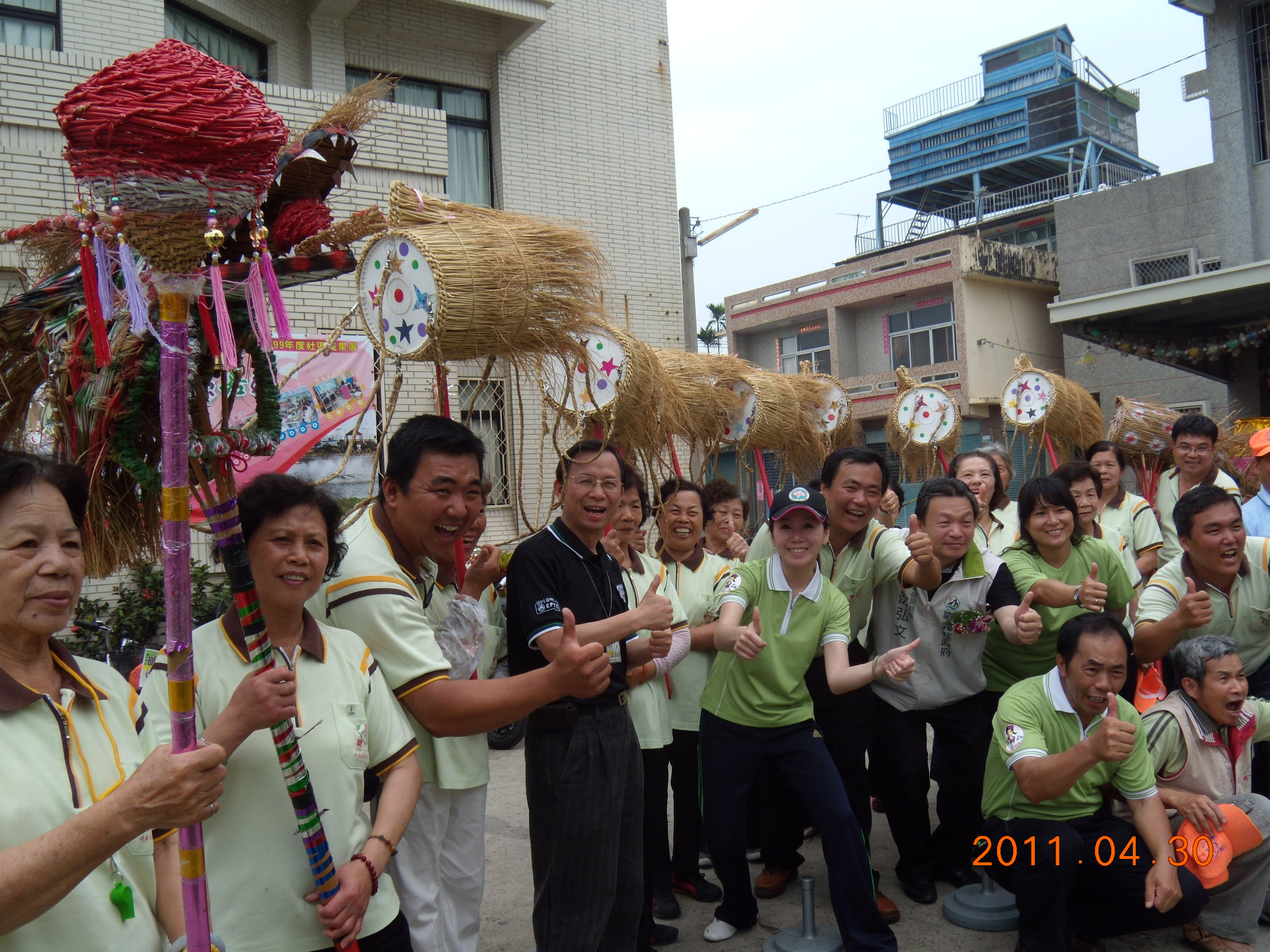 明華里里民表演稻草龍歡迎沈世宏署長.JPG