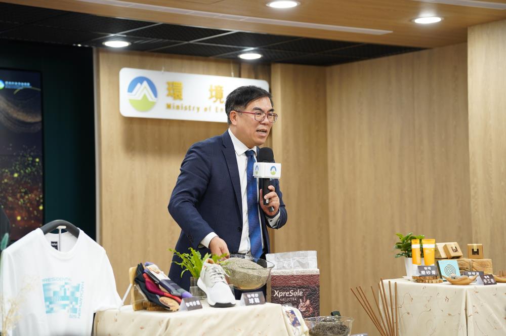 現場展示咖啡渣做成的衣服、貓砂、磨砂膏等商品，並由環境部彭啓明部長說明突破咖啡渣之回收難、處理難、媒合難的解方.JPG