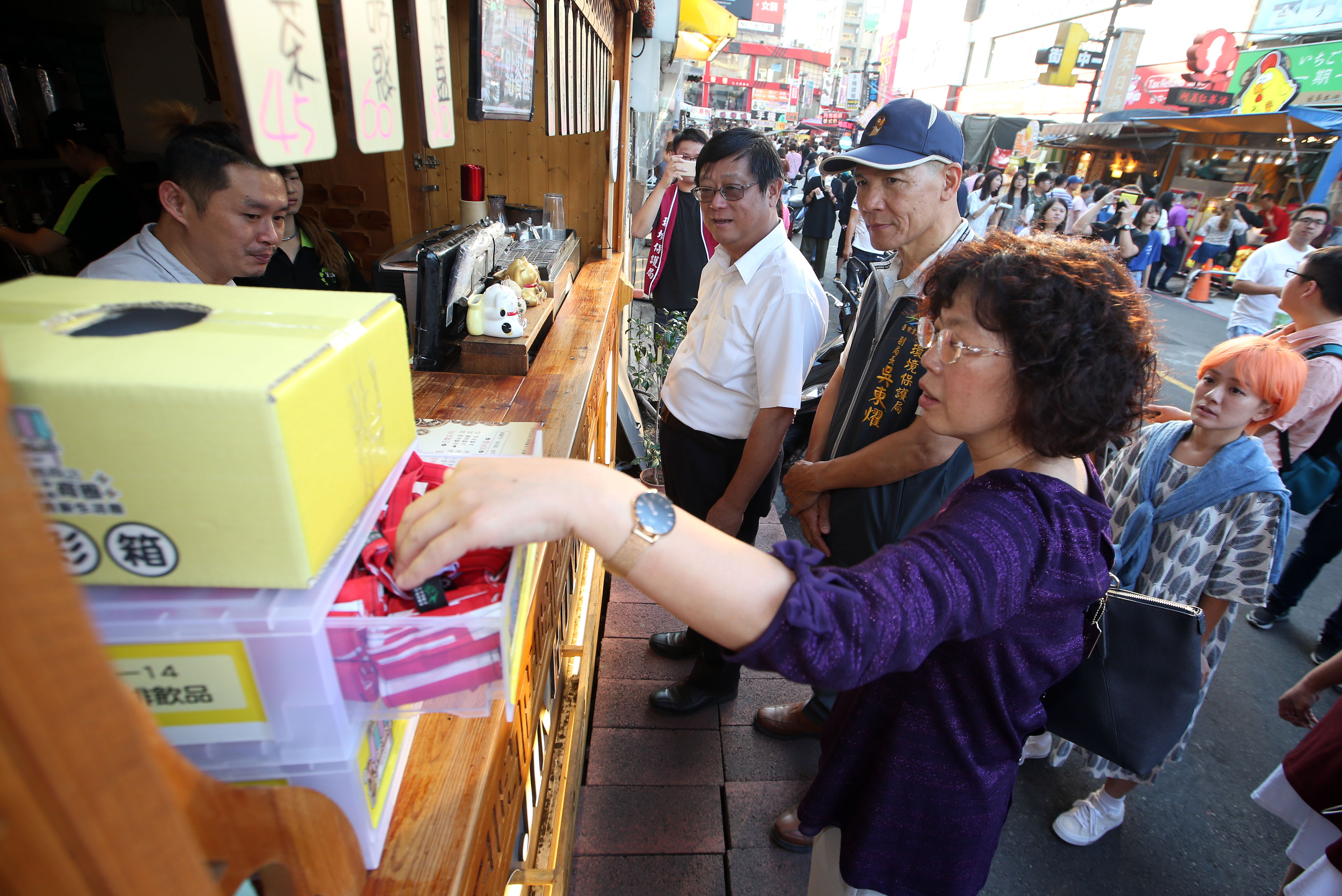 張子敬副署長及廢管處賴瑩瑩處長參觀店家環保措施.jpg