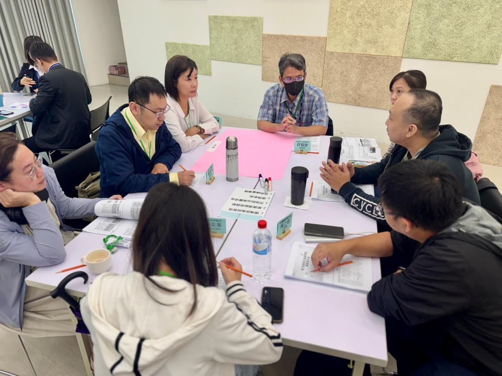 1141028新聞相片_分組討論.jpg