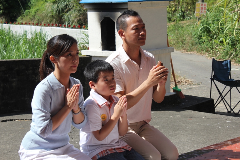 祈求土地公婆幫忙的一家人.JPG