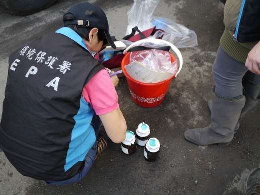 1070430新聞相片-107年1月22日上午環保署採取飛灰及煤渣送驗.jpg