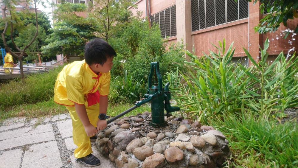 1090717新聞相片_小朋友喜愛親近雨水花園.jpg