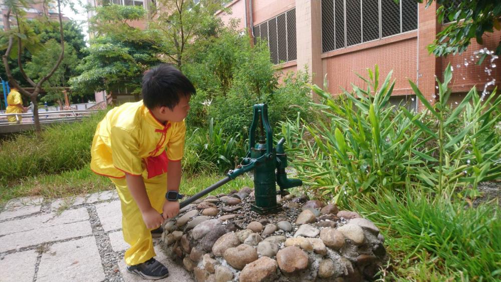 1090717新聞相片_小朋友喜愛親近雨水花園.jpg