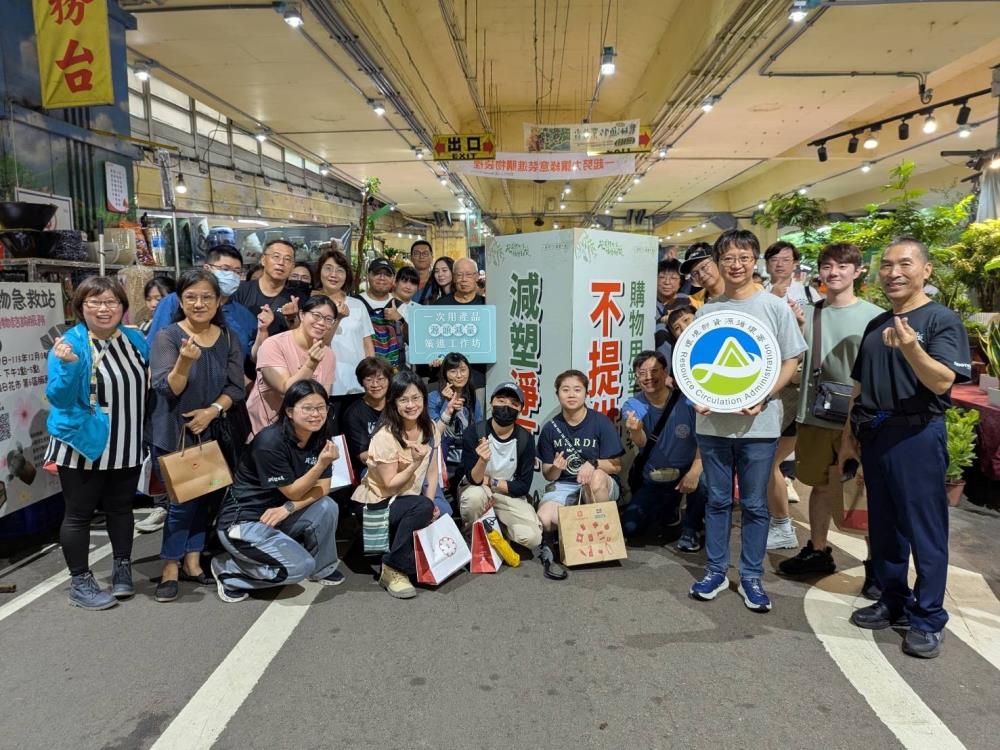 1150627工作坊前往建國假日花市實地觀摩包括袋袋箱傳的「三袋同行」減塑措施與「減塑淨區」的運作流程.jpg