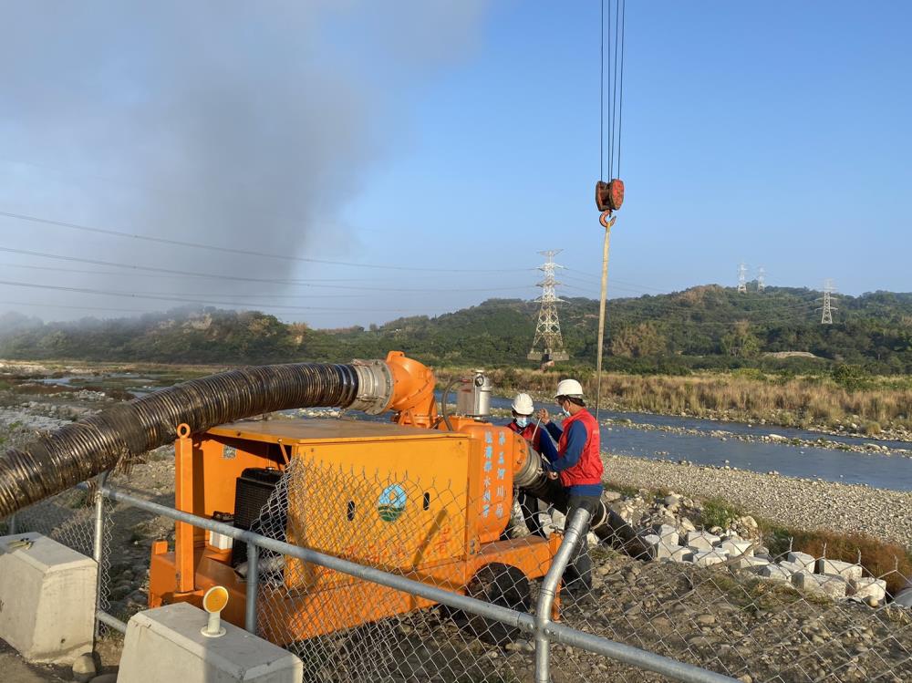 1091122新聞相片_水利署大型抽水機抽烏溪水噴灑.jpg