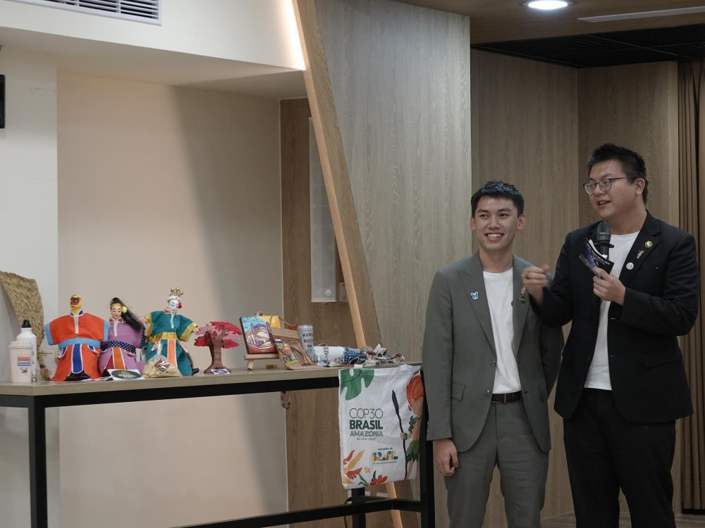 圓夢青年介紹來自巴西COP 30的紀念品與綠區展演用布袋戲.jpg