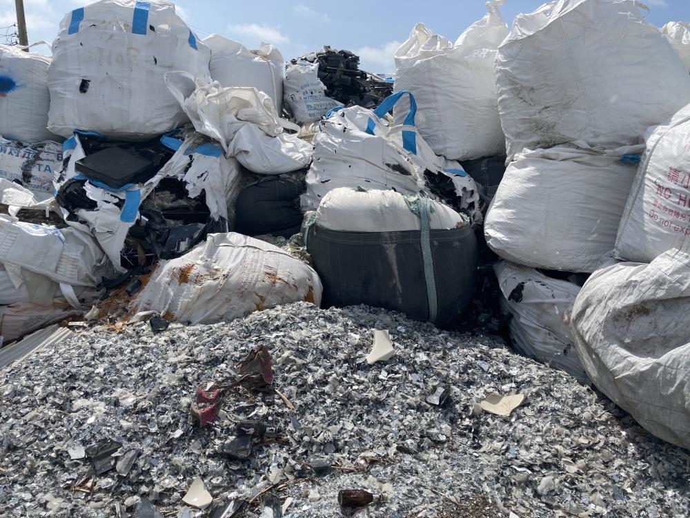 苑裡鎮順天段場址遭棄置廢玻璃情形.jpg