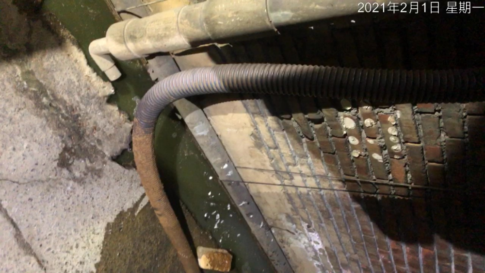蛇行管繞流廠後水溝排放黃綠色廢水.png
