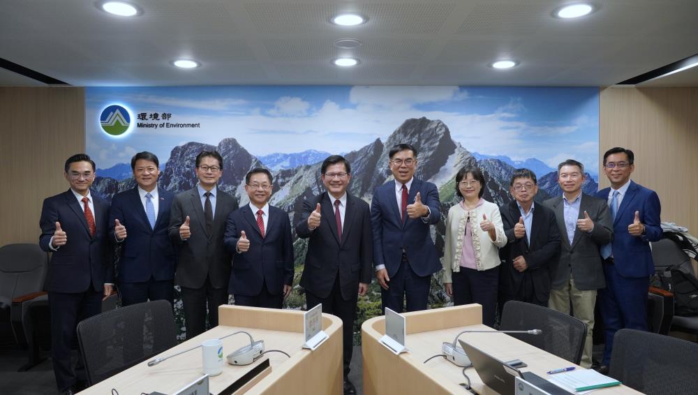 彭啓明部長_右5_與外交部林佳龍部長_左5_出席碳權合作推動會議合照.JPG
