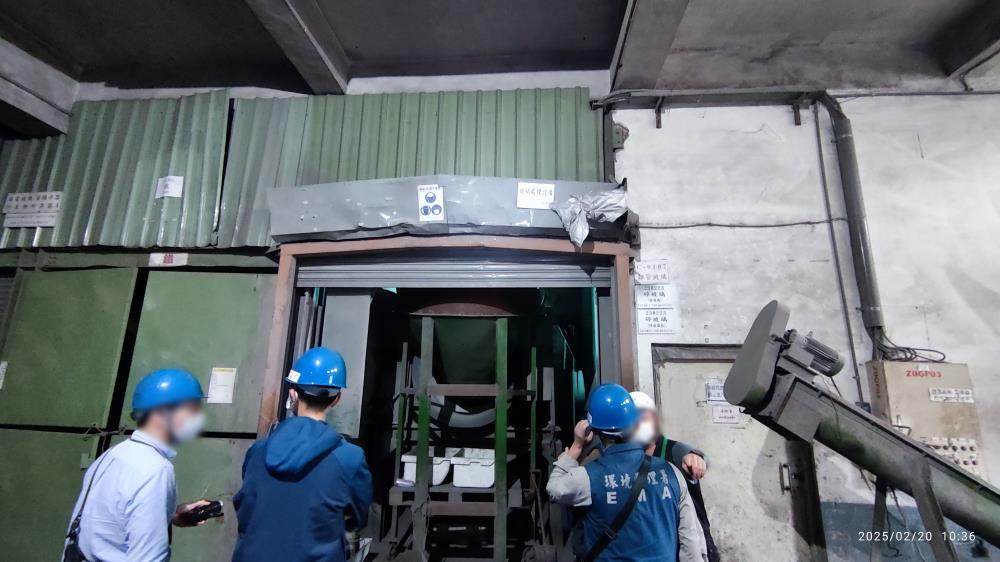 中區環境管理中心人員於廢棄物處理業搓磨機處採樣.jpg
