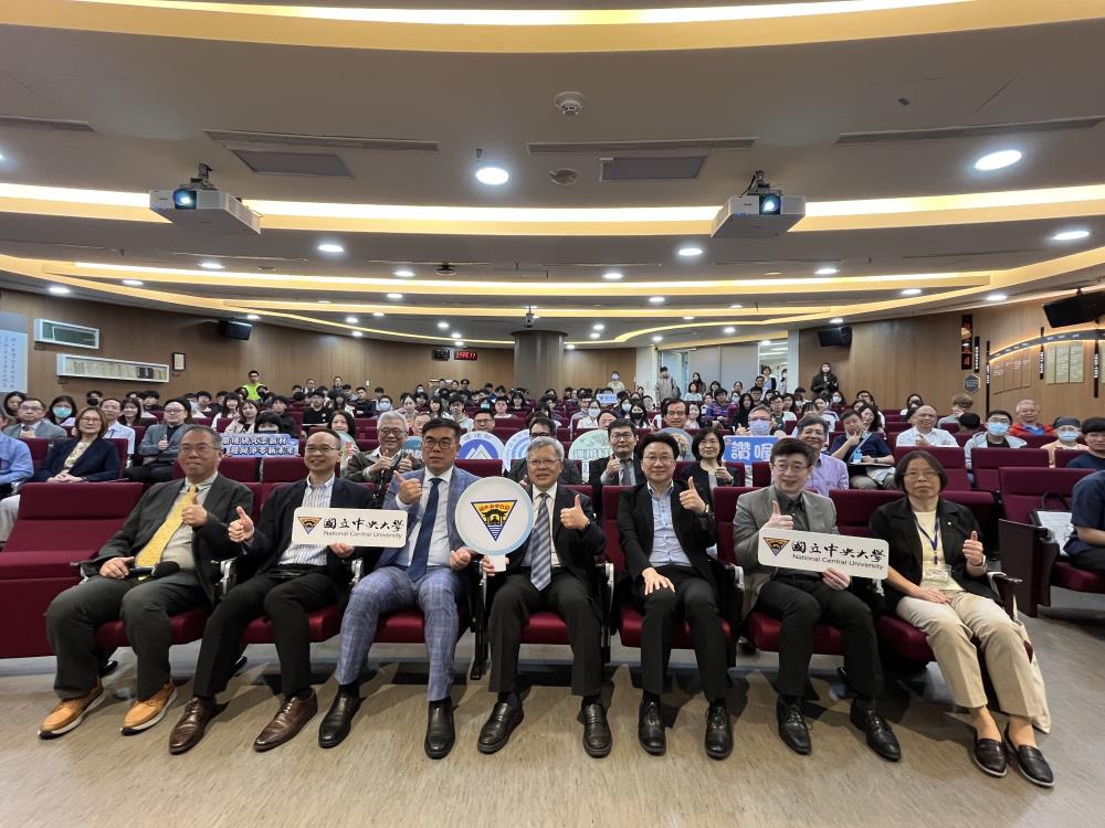 02.簽署合作備忘錄大合照，環境部彭啓明部長_前排左3_、中央大學蕭述三校長_前排中間_、國家環境研究院劉宗勇院長_前排右3_.jpg