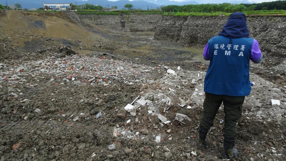 坑洞回填廢水泥塊、廢磁磚、廢鋼筋、廢塑膠管、廢木材等廢棄物