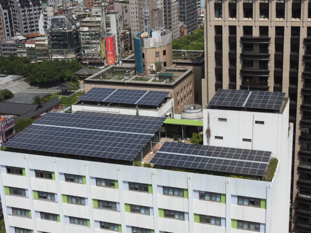 1150428新聞相片_空間蛻變_從空中花園轉變為太陽能發電屋頂，自111年9月20日起併聯發電.jpg
