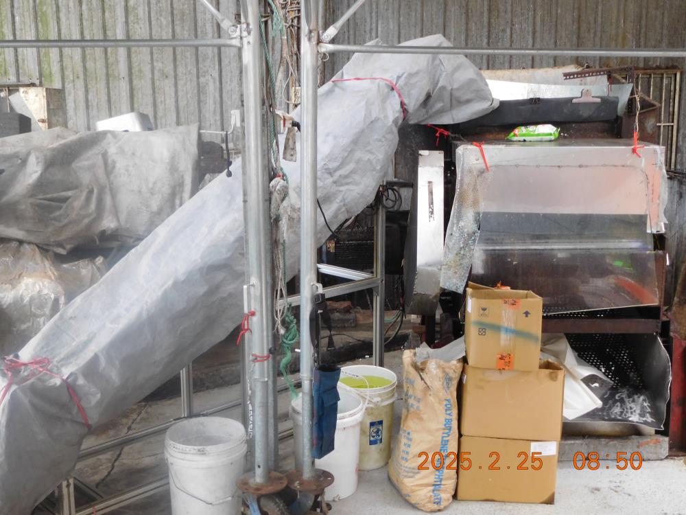 場內報廢品（廢棄物_擠壓破碎處理設施.JPG