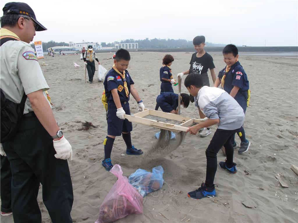 4月22日苗栗竹南龍鳳漁港-佛光山宏法社環保與心保─我行三好愛地球行動日淨灘.jpg