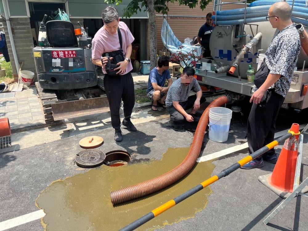 專案小組蒐集現場違法事證.jpg