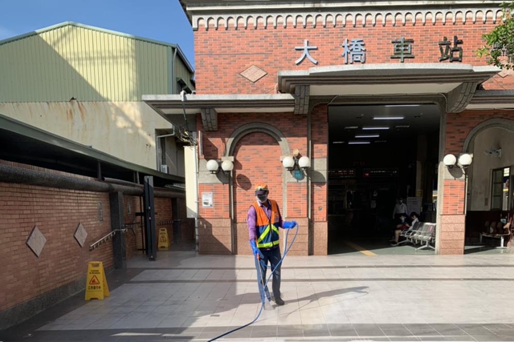 臺南市防疫消毒大隊於車站執行戶外公共環境消毒.jpg