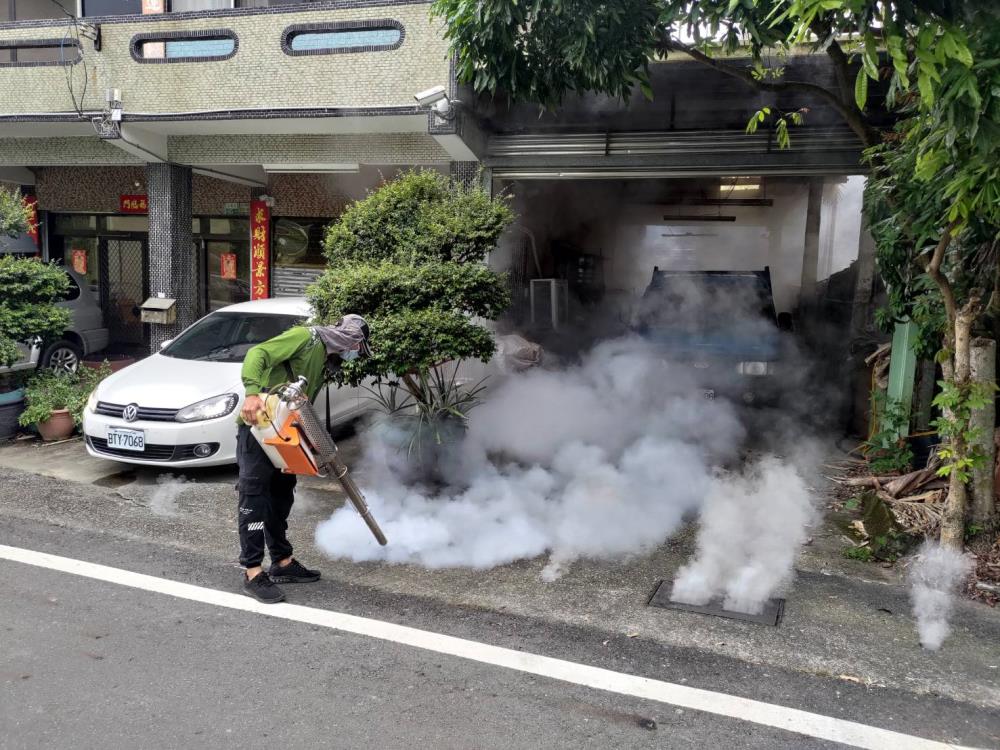 確診案例家戶及周圍區域緊急化學防治噴藥.jpg