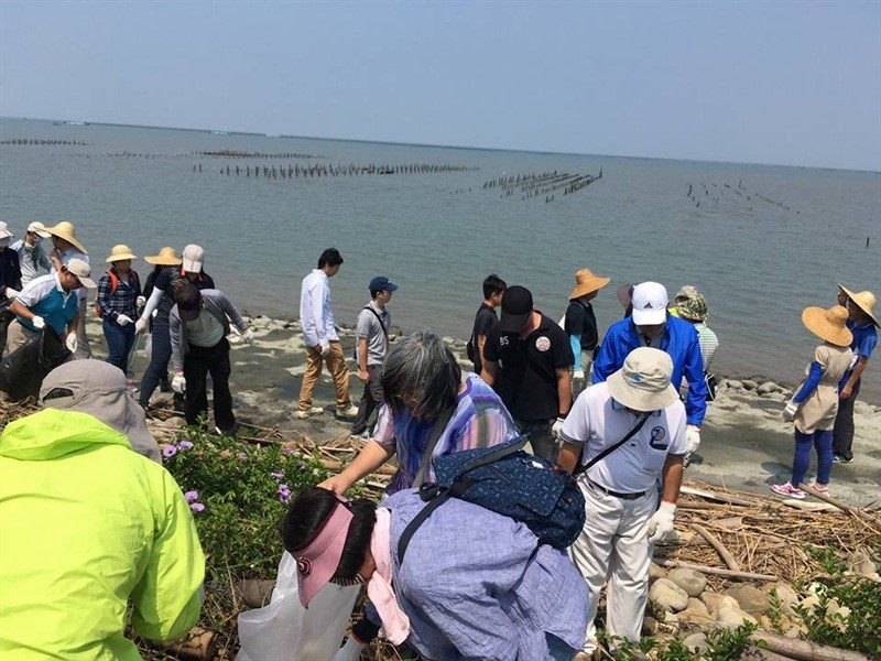 1060911臺糖雲嘉南區處7月19日於鰲鼓海埔地海堤執行淨灘.jpg