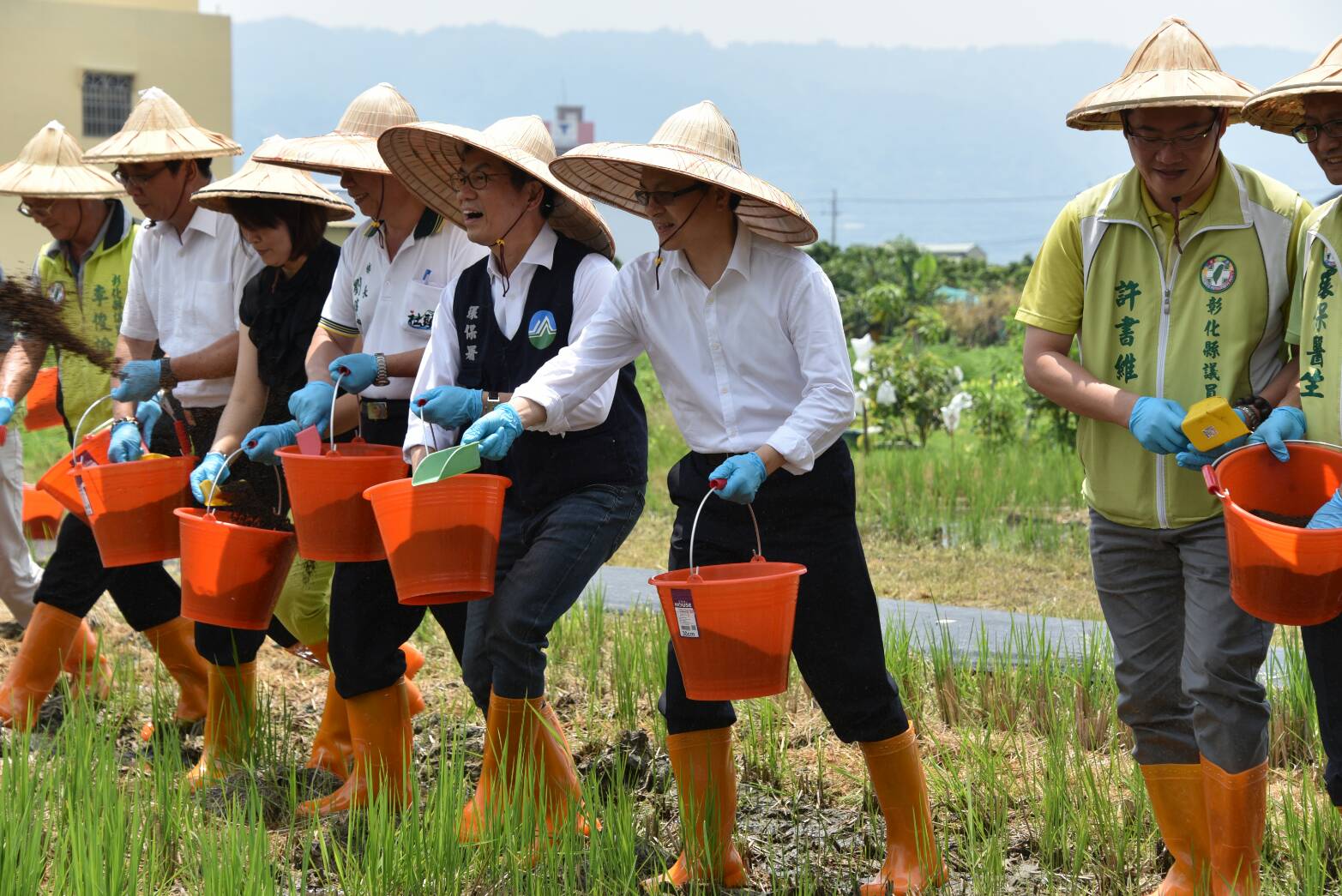 李應元署長與魏明谷縣長共同帶領農民施放腐化菌.jpg