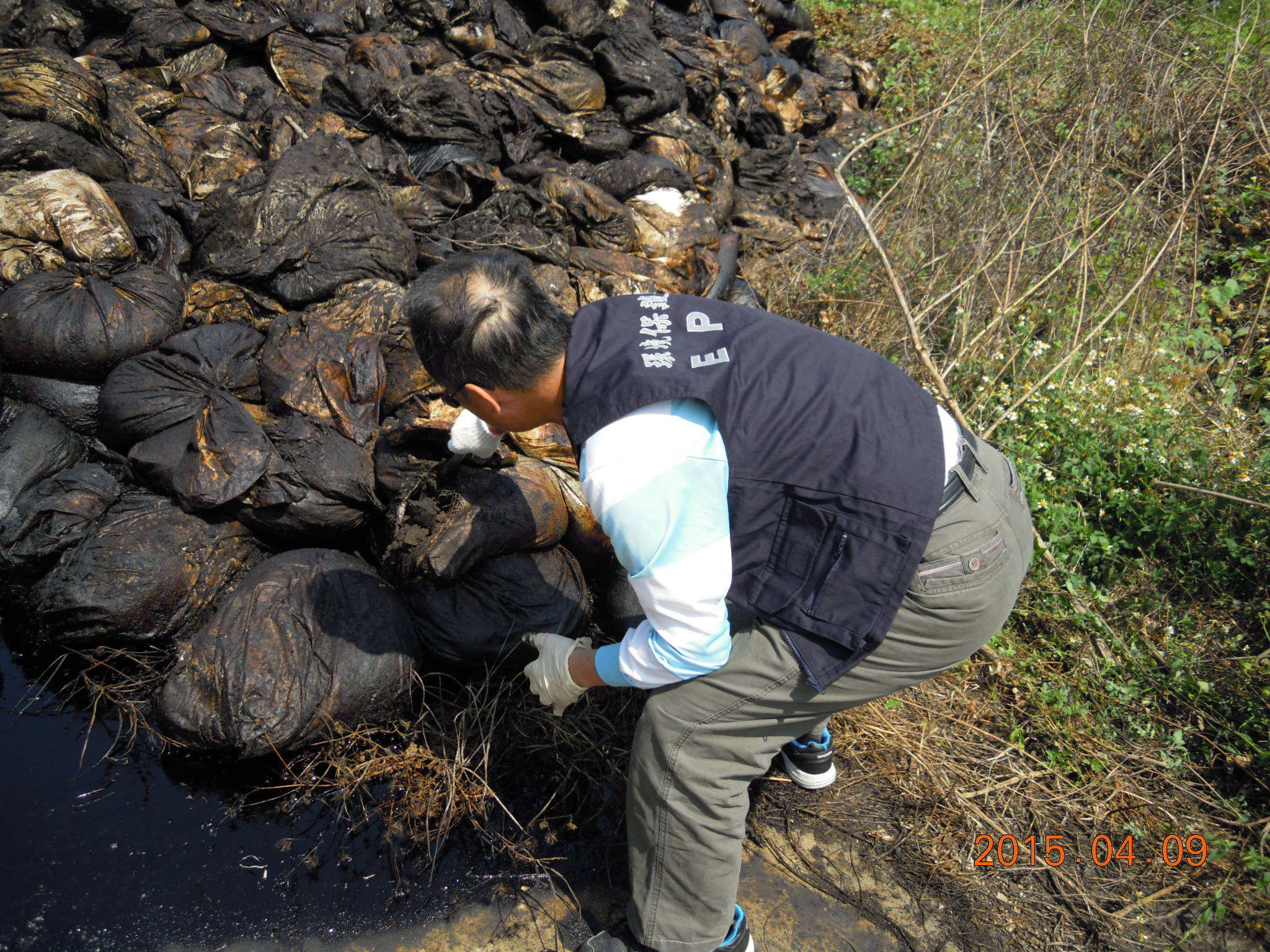 新營區新中路廠房棄置之廢油泥.JPG