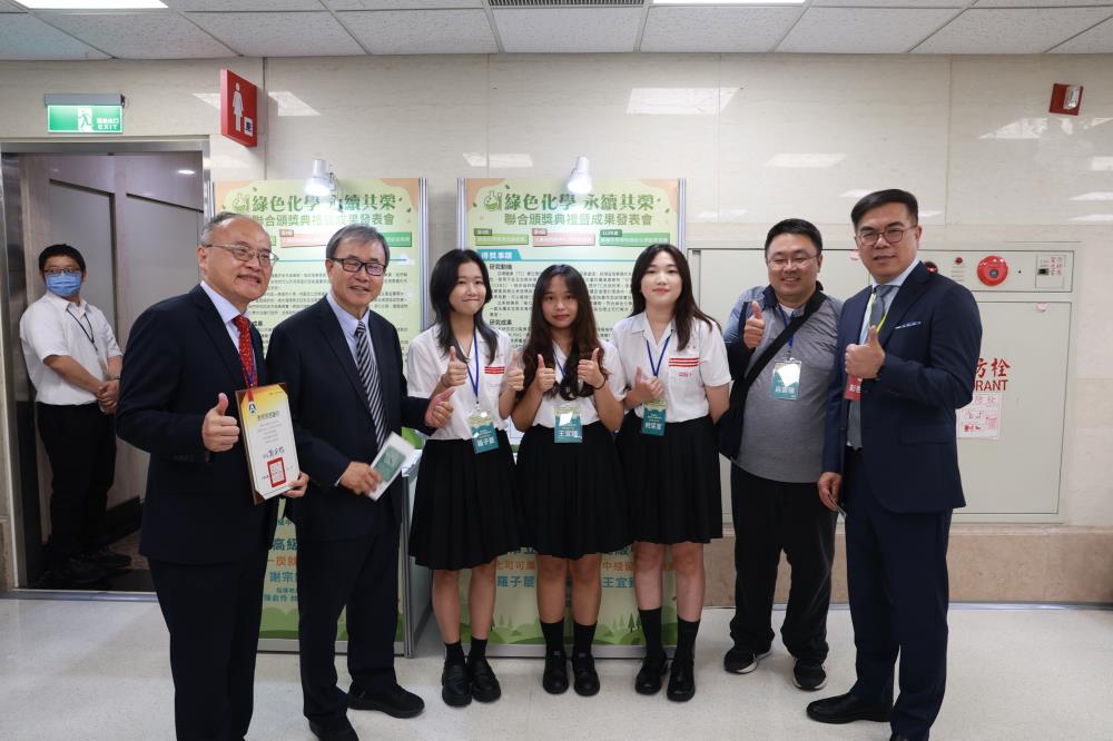 參訪高雄市立高雄女子高級中學攤位.JPG