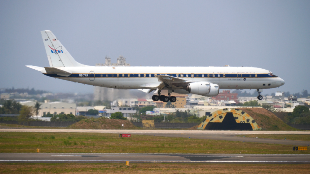 1130313新聞相片_DC8低飛經過臺南機場.png