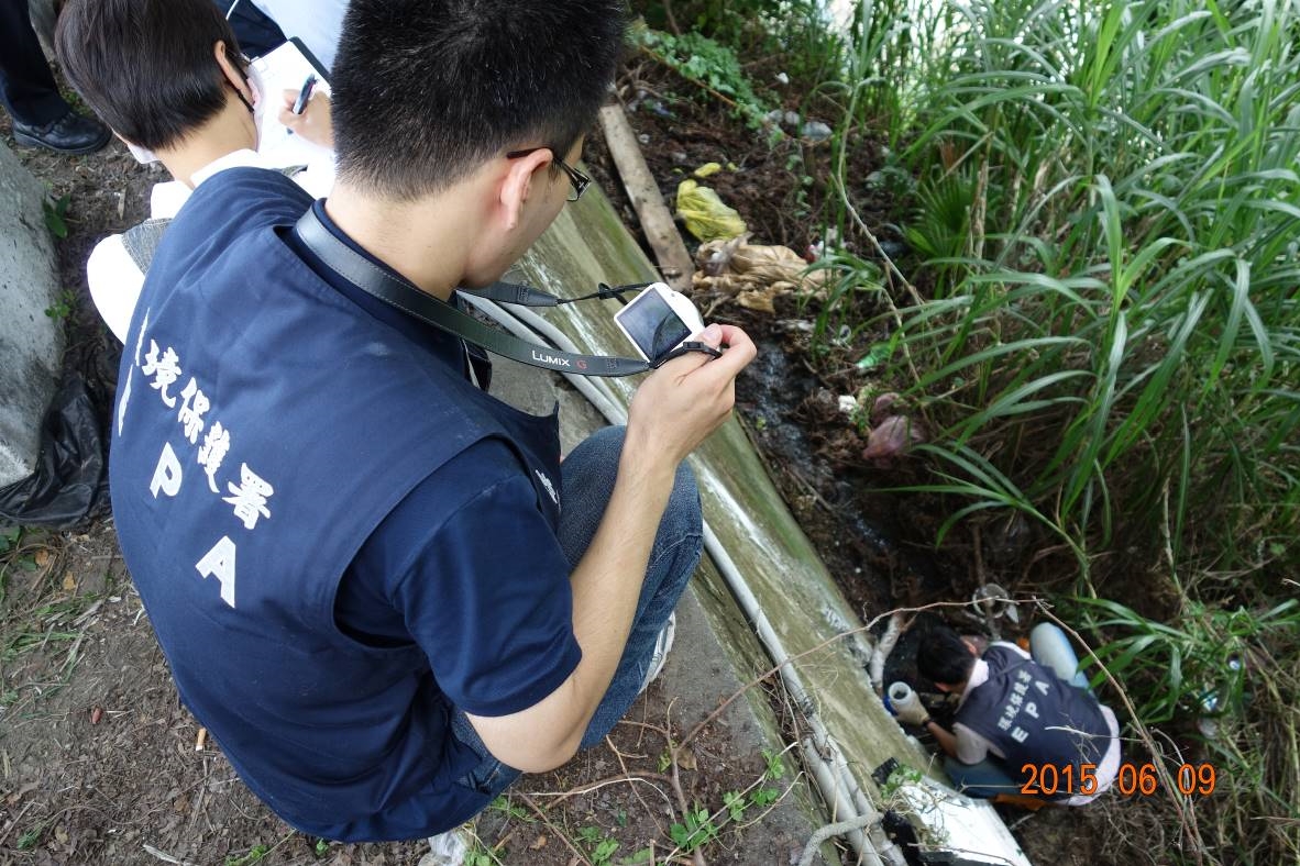 1040610相片01-環保署人員於山溝底處之排放口採樣情形.jpg