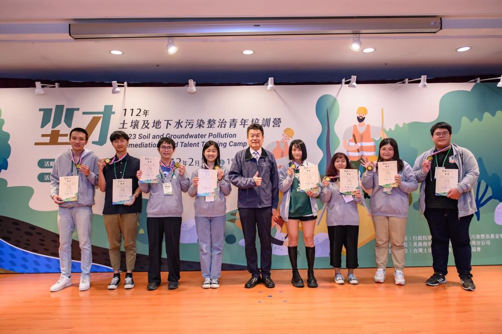 4_學員運用課程培訓內容成果發表，榮獲特優組別與劉瑞祥執行秘書合影.jpg