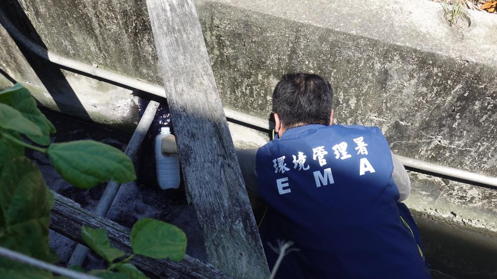 中區環境管理中心人員於廠區外採樣繞流廢水情形.JPG