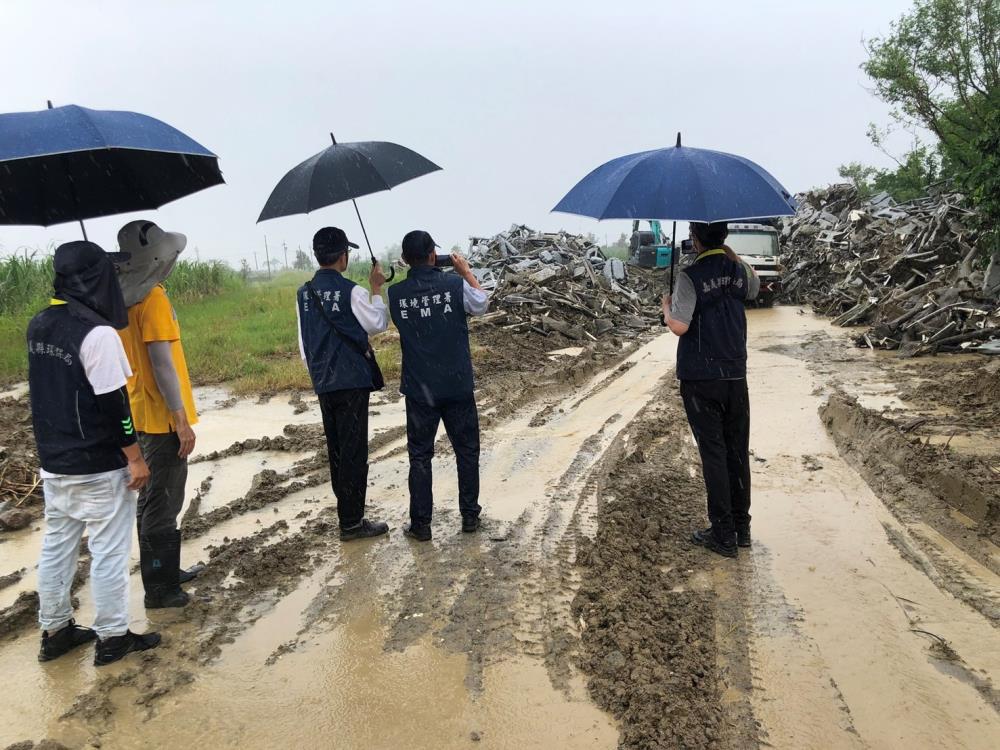 環管署與嘉義縣環保局現場稽查荷苞嶼滯洪池旁暫置場照片.jpg