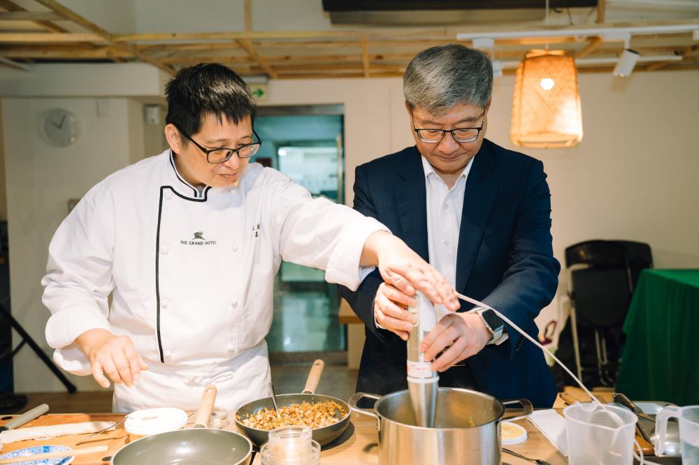 112年首惜廚師甄選活動名廚惜食示範料理過程_左曾嘉星主廚_右沈志修副署長_.jpg