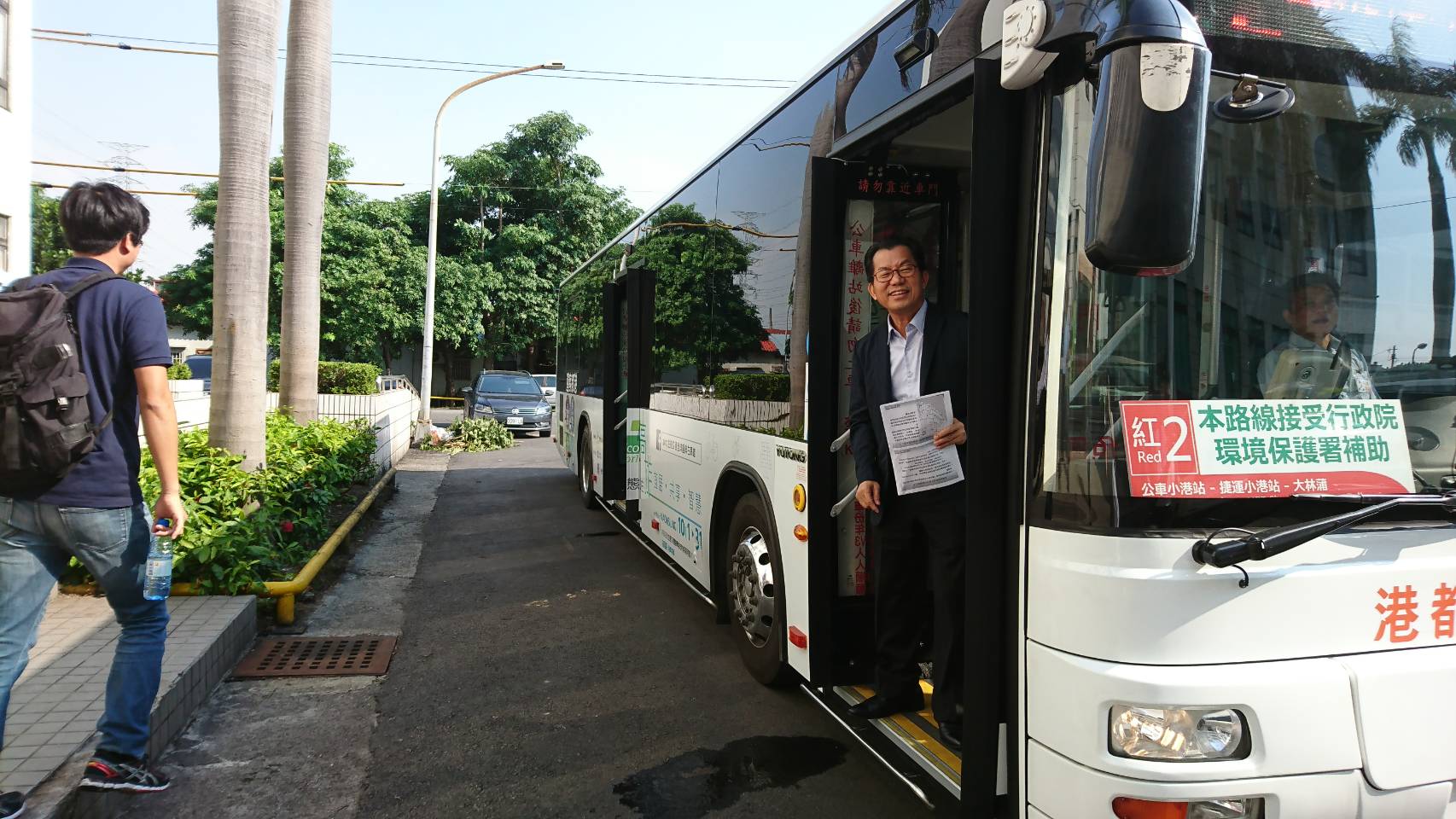 李應元署長與民眾試免費接駁公車.jpg