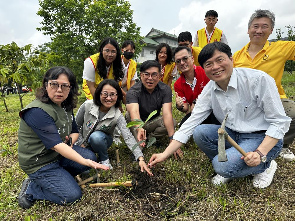 彭啓明部長植樹.jpg