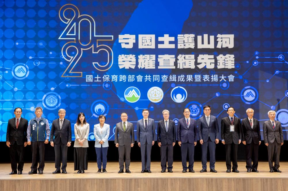 卓院長與貴賓合影(左7卓榮泰院長、右6陳金德政委、左6林明昕政委、右5鄭銘謙部長、左5劉世芳部長、右4彭啟明部長、右3邢泰釗檢察總長)