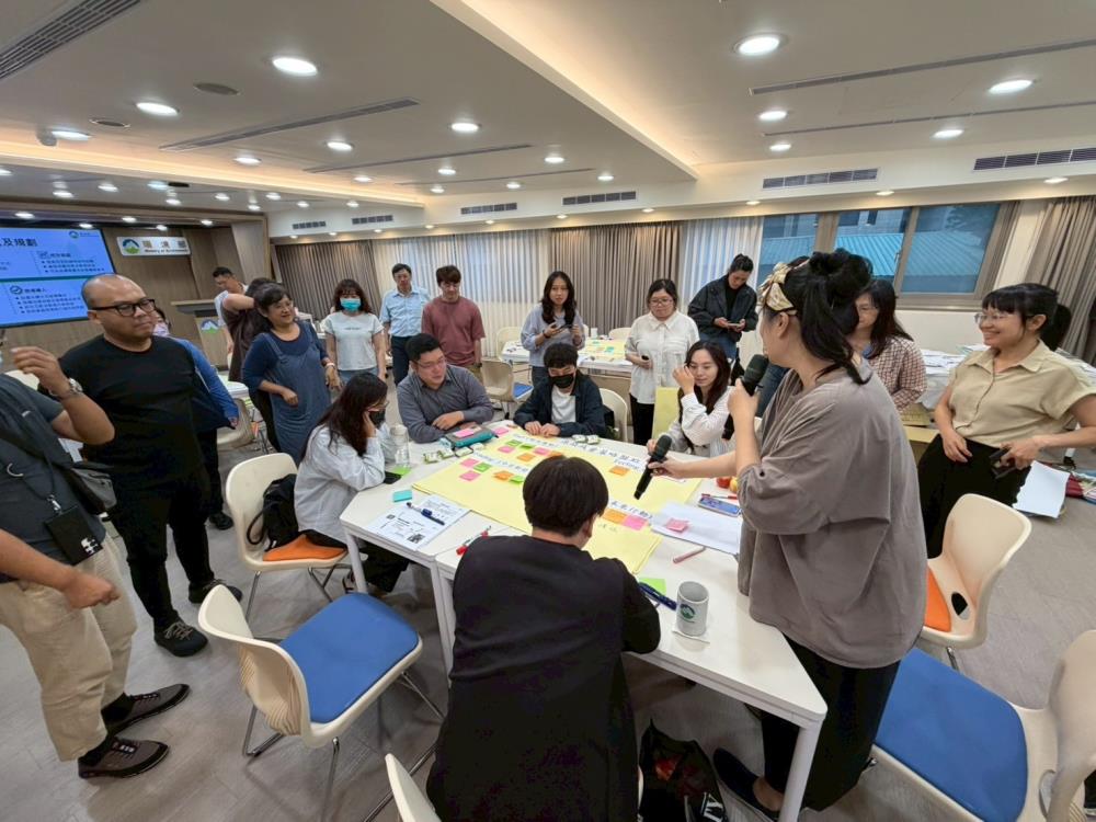 各縣市環保局人員分組聚焦「市集型場域購物用塑膠袋減量」與「活動導入循環容器」等主題展開深入討論，並無私分享第一線的實務經驗。.jpg