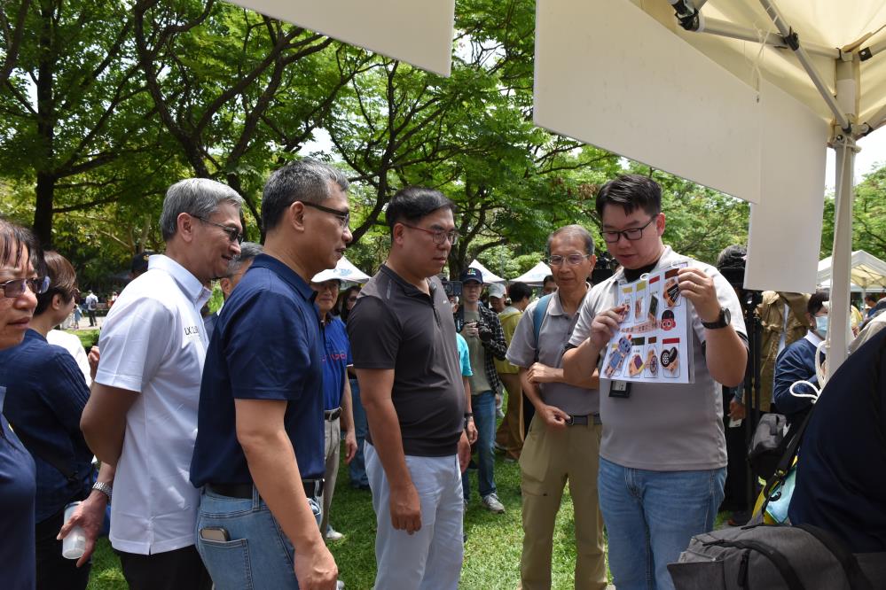 彭啓明部長參觀攤位區.JPG