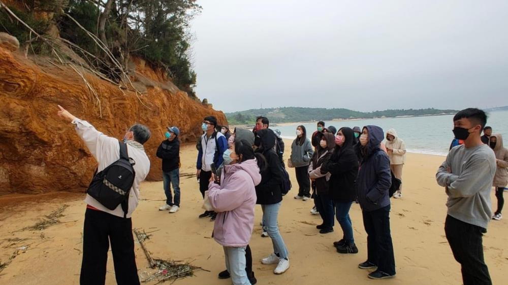 2_「金門縣烈嶼鄉公所環境教育園區」講解觀察烈嶼南山頭玄武岩特色.jpg