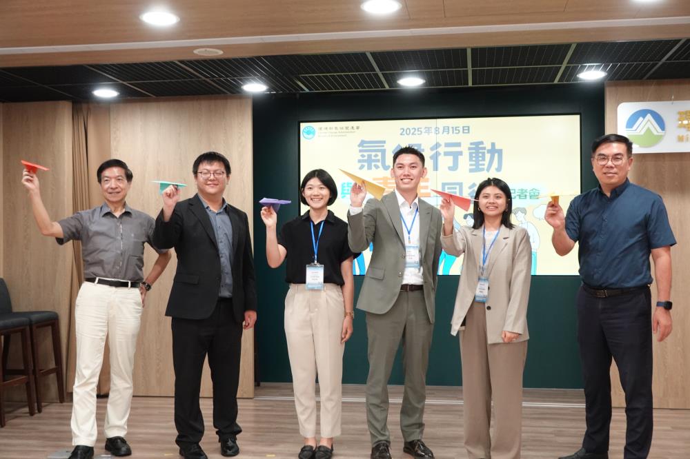 手持飛機合影 象徵圓夢啟航(右1彭啓明部長、左1葉欣誠教授).jpg