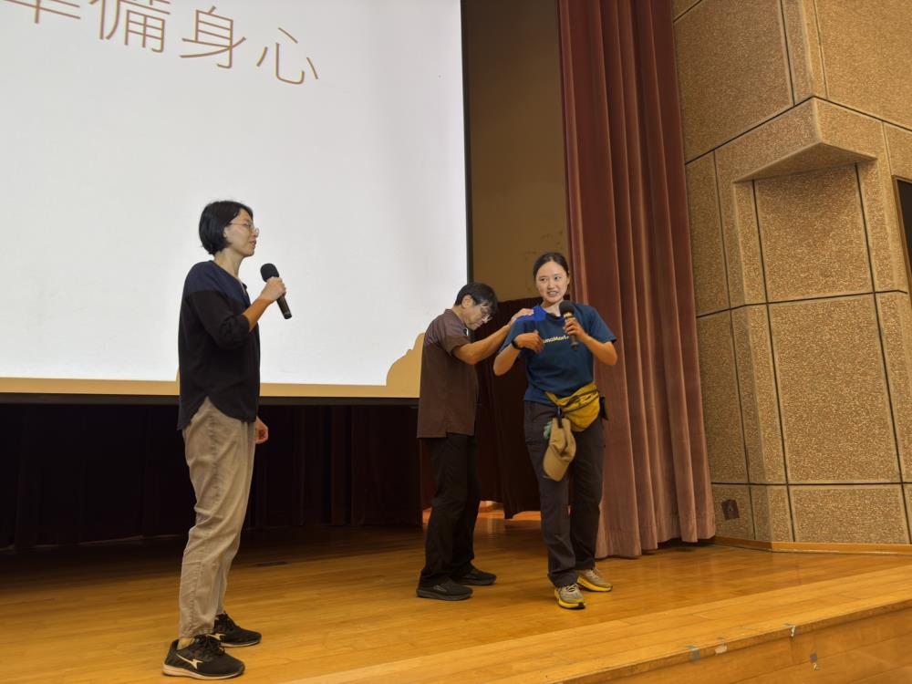 02.北海道黑松內山毛櫸自然學校大類幸子總監示範五感體驗教學.jpg