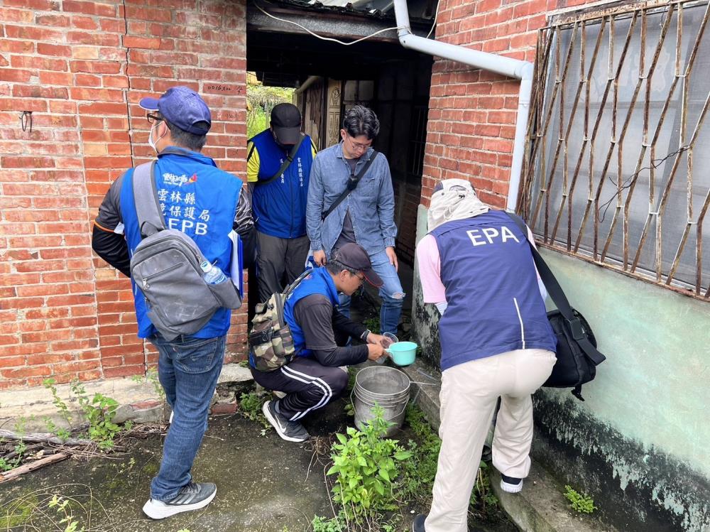 環保機關人員，鉅細靡遺清除積水容器.jpg