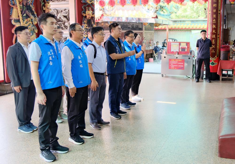 彭啓明部長於苗栗玉清宮進行參拜.JPG